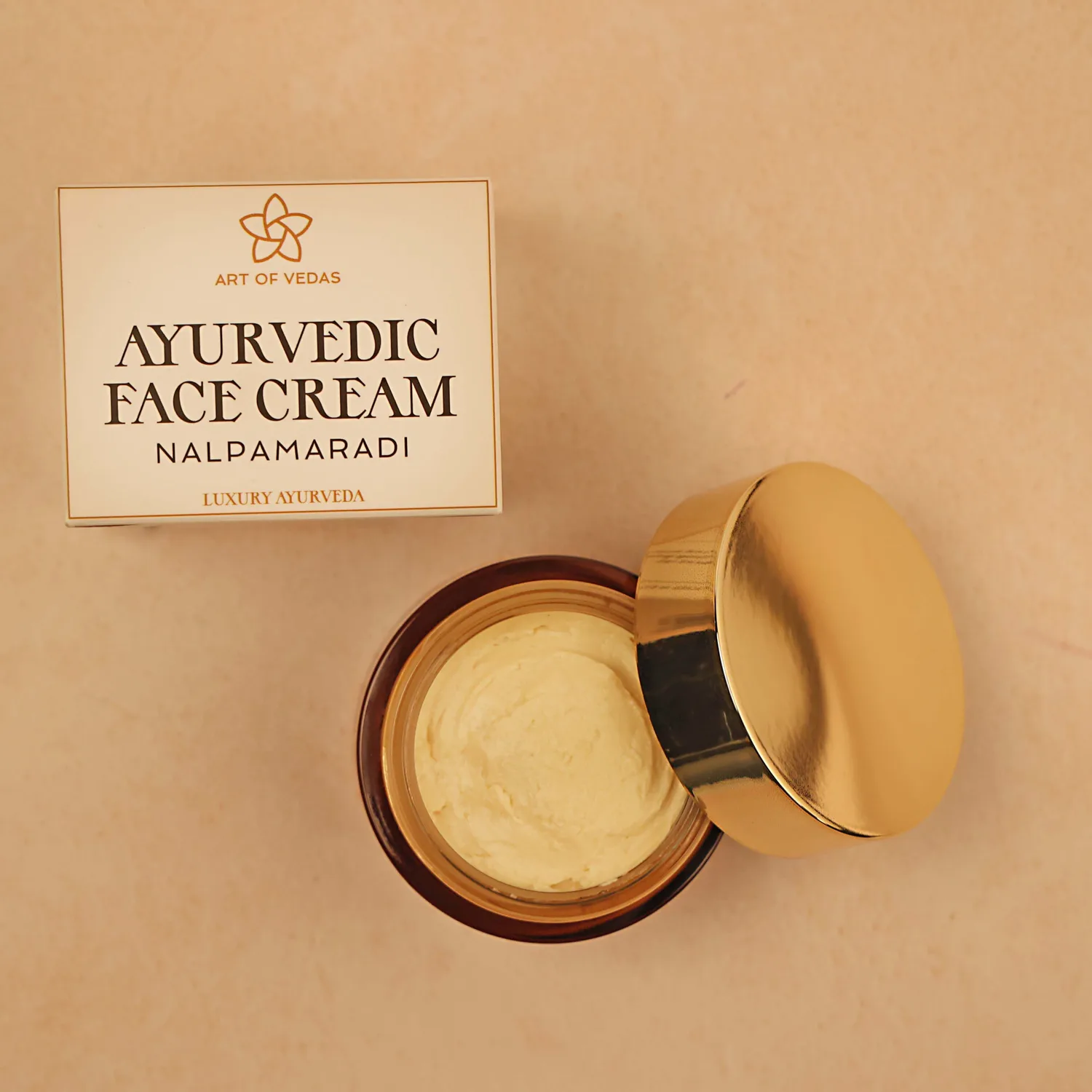 Ervaar de kracht van Ayurveda met de Art of Vedas ayurvedische gezichtscreme, een luxe mix van ayurvedische kruiden en oliën